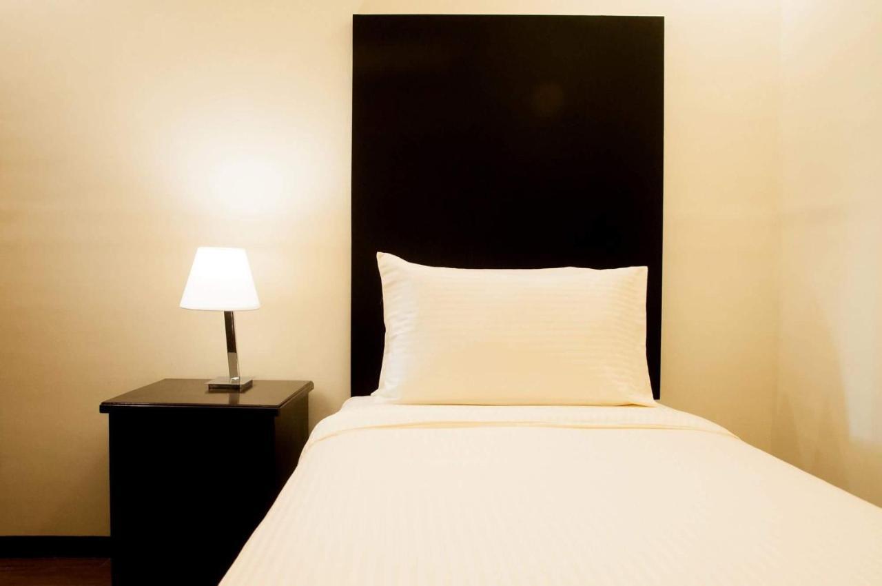 Pina Suites Ormoc Esterno foto