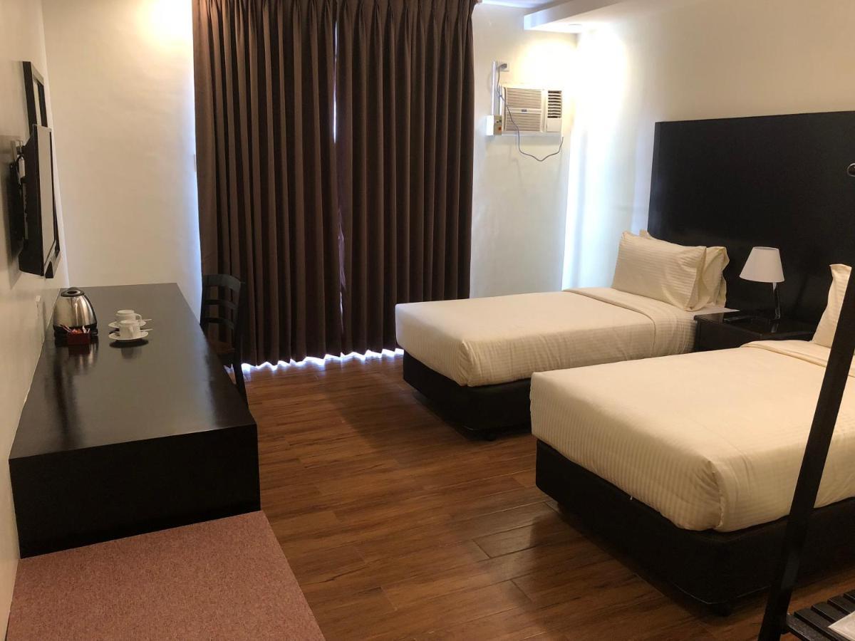Pina Suites Ormoc Esterno foto