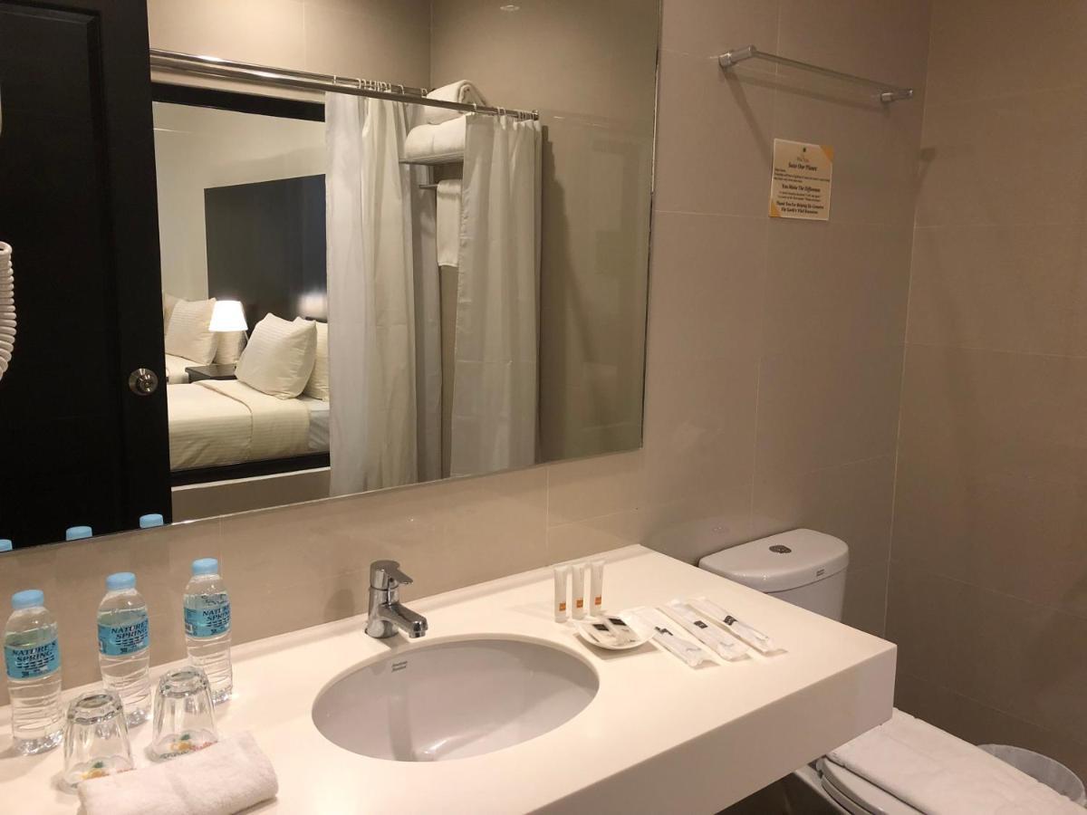 Pina Suites Ormoc Esterno foto