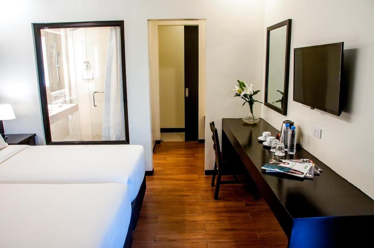 Pina Suites Ormoc Esterno foto